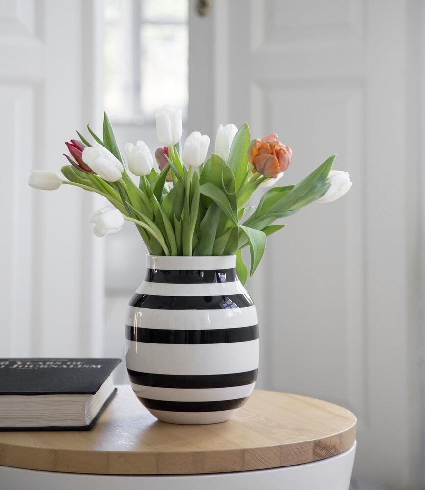 Kähler Design Kähler Design Omaggio Vase Black Stripe H200mm Kähler Design Kähler Design Omaggio Vase Black Stripe H200mm