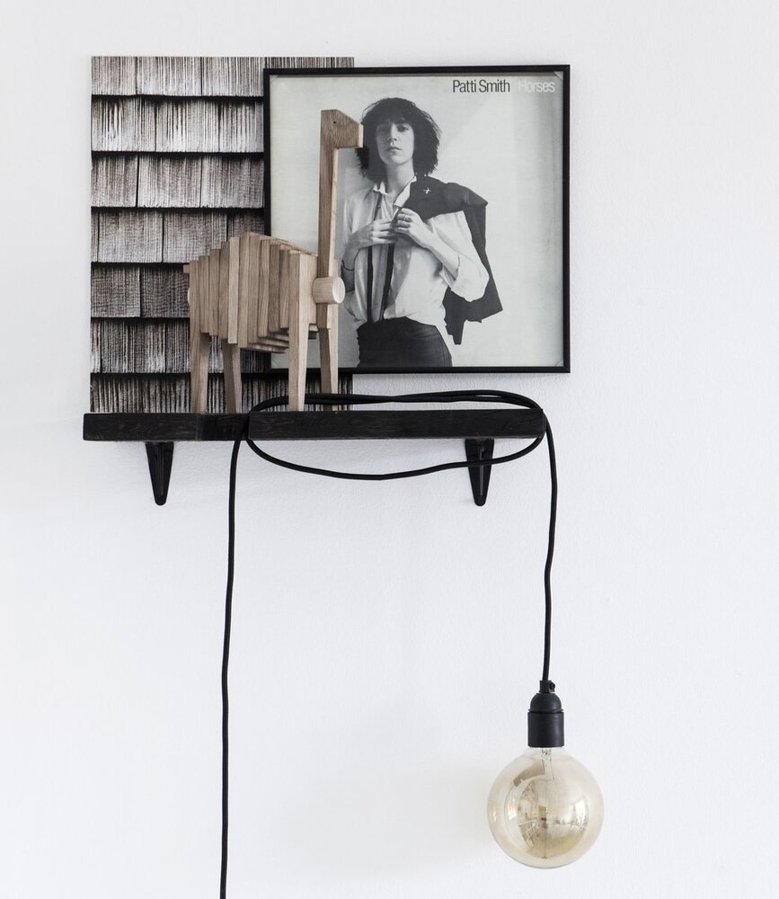 Moebe Moebe Polygrif object van eiken en essenhout Moebe Moebe Polygrif object van eiken en essenhout