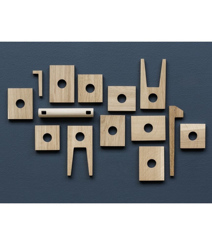 Moebe Moebe Polygrif object van eiken en essenhout Moebe Moebe Polygrif object van eiken en essenhout