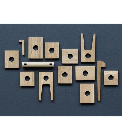 Moebe Moebe Polygrif object van eiken en essenhout Moebe Moebe Polygrif object van eiken en essenhout