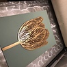 Monika Petersen Monika Petersen Lino Print Rembrandt Tulp Goud Wit 50x70 Monika Petersen Monika Petersen Lino Print Rembrandt Tulp Goud Wit 50x70