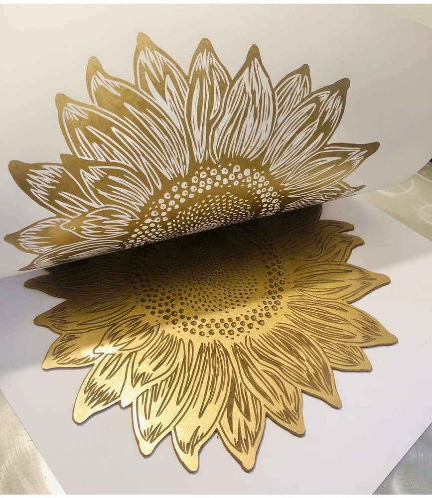 Monika Petersen Monika Petersen Lino Print Zonnebloem Goud Wit 50x70 Monika Petersen Monika Petersen Lino Print Zonnebloem Goud Wit 50x70