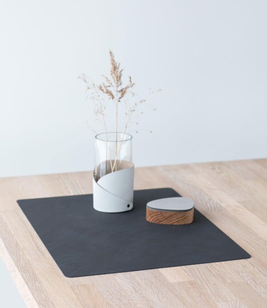 LIND DNA LIND DNA Placemat Square L Nupo Gerecycled Leer zwart LIND DNA LIND DNA Placemat Square L Nupo Gerecycled Leer zwart