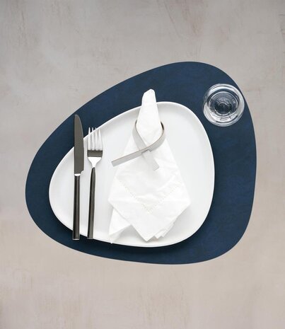 LIND DNA LIND DNA Dinner Mat Curve L Nupo Recycled Leather Midnight Blue LIND DNA LIND DNA Dinner Mat Curve L Nupo Recycled Leather Midnight Blue