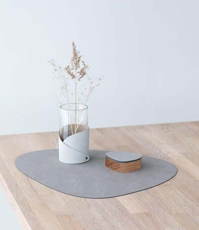 LIND DNA LIND DNA Placemat Curve L Nupo Gerecycled Leer lichtgrijs LIND DNA LIND DNA Placemat Curve L Nupo Gerecycled Leer lichtgrijs
