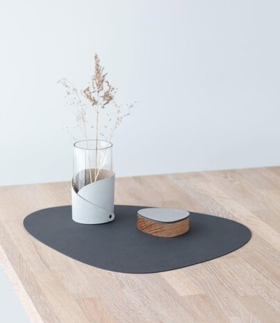 LIND DNA LIND DNA Placemat Curve L Nupo Gerecycled Leer antraciet LIND DNA LIND DNA Placemat Curve L Nupo Gerecycled Leer antraciet