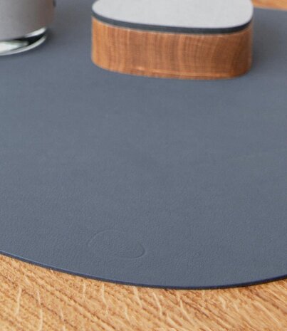 LIND DNA LIND DNA Placemat Curve L Reversible Nupo Recycled Leather Dark Blue - Black LIND DNA LIND DNA Placemat Curve L Reversible Nupo Recycled Leather Dark Blue - Black