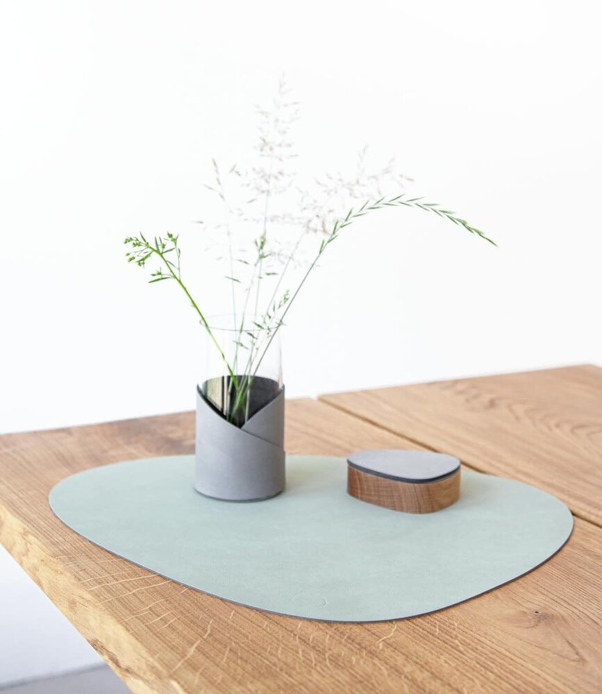 LIND DNA LIND DNA Placemat Curve L Nupo Gerecycled Leer Olive Green LIND DNA LIND DNA Placemat Curve L Nupo Gerecycled Leer Olive Green