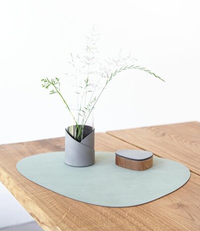 LIND DNA LIND DNA Placemat Curve L Nupo Gerecycled Leer Olive Green LIND DNA LIND DNA Placemat Curve L Nupo Gerecycled Leer Olive Green