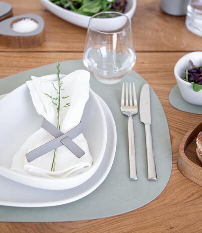 LIND DNA LIND DNA Placemat Curve L Nupo Gerecycled Leer Olive Green LIND DNA LIND DNA Placemat Curve L Nupo Gerecycled Leer Olive Green