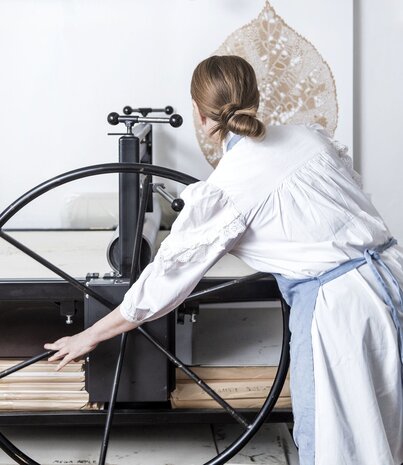 Monika Petersen Monika Petersen Lino Print Birch Leaf Gold Indigo 50x70 Monika Petersen Monika Petersen Lino Print Birch Leaf Gold Indigo 50x70