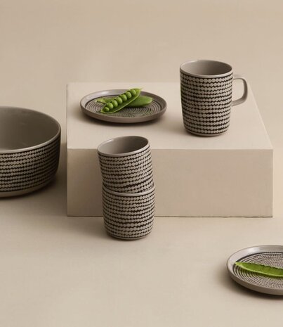 Marimekko Marimekko Siirtolapuutarha Beker 2dl terra zwart Marimekko Marimekko Siirtolapuutarha Beker 2dl terra zwart