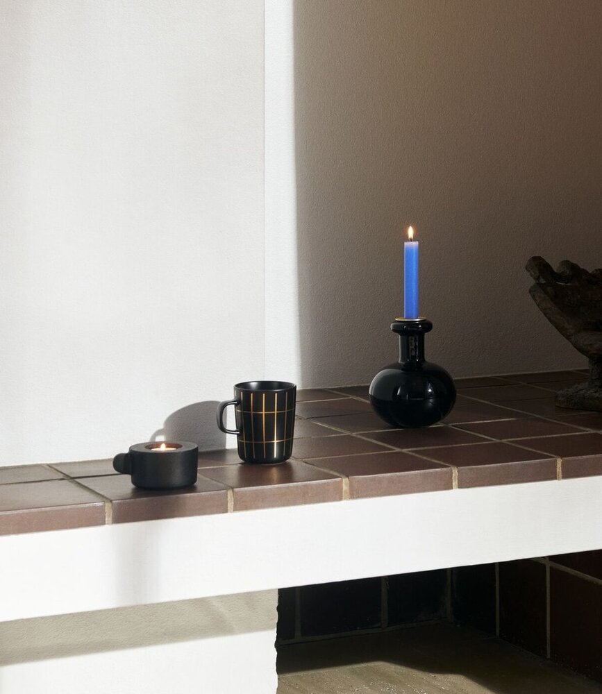 Marimekko Marimekko Tiiliskivi 2.5dl beker mat zwart goud Marimekko Marimekko Tiiliskivi 2.5dl beker mat zwart goud