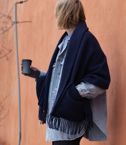 Lapuan Kankurit Lapuan Kankurit Uni wollen omslag sjaal met zakken 60x170 middernacht blauw Lapuan Kankurit Lapuan Kankurit Uni wollen omslag sjaal met zakken 60x170 middernacht blauw