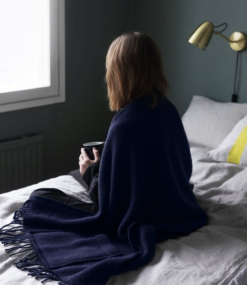 Lapuan Kankurit Lapuan Kankurit Uni wollen omslag sjaal met zakken 60x170 middernacht blauw Lapuan Kankurit Lapuan Kankurit Uni wollen omslag sjaal met zakken 60x170 middernacht blauw