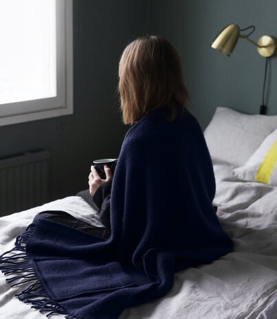 Lapuan Kankurit Lapuan Kankurit Uni wollen omslag sjaal met zakken 60x170 middernacht blauw Lapuan Kankurit Lapuan Kankurit Uni wollen omslag sjaal met zakken 60x170 middernacht blauw