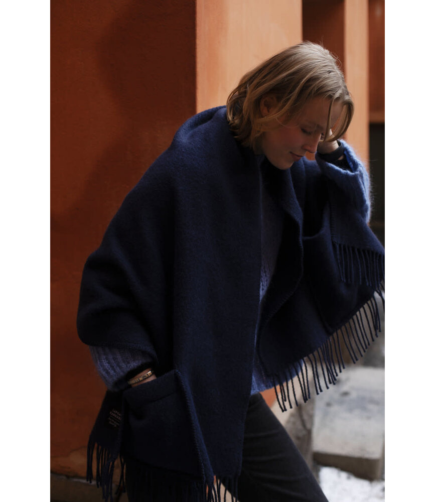 Lapuan Kankurit Lapuan Kankurit Uni woolen wrap scarf with pockets 60x170 Midnight Blue Lapuan Kankurit Lapuan Kankurit Uni woolen wrap scarf with pockets 60x170 Midnight Blue
