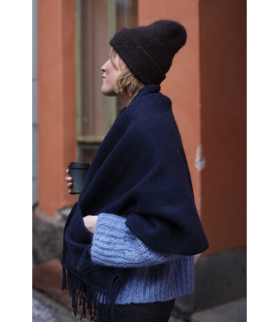 Lapuan Kankurit Lapuan Kankurit Uni wollen omslag sjaal met zakken 60x170 middernacht blauw Lapuan Kankurit Lapuan Kankurit Uni wollen omslag sjaal met zakken 60x170 middernacht blauw