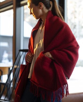 Lapuan Kankurit Lapuan Kankurit Uni wollen omslag sjaal met zakken 60x170 Donkerrood