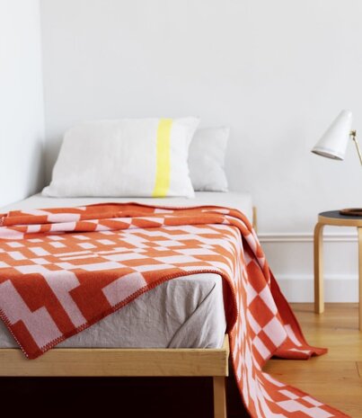 Lapuan Kankurit Lapuan Kankurit Koodi 130x180cm wollen plaid oranje roze Lapuan Kankurit Lapuan Kankurit Koodi 130x180cm wollen plaid oranje roze