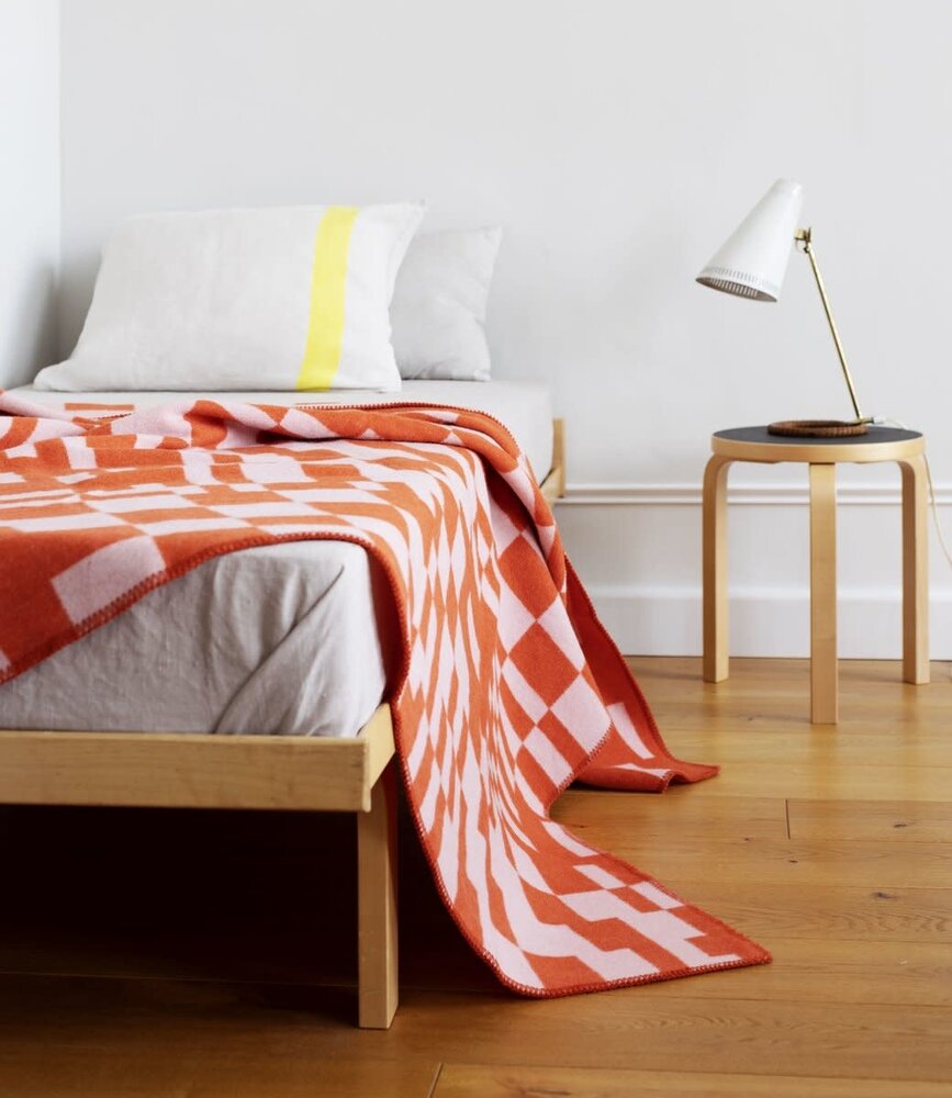 Lapuan Kankurit Lapuan Kankurit Koodi 130x180cm wollen plaid oranje roze Lapuan Kankurit Lapuan Kankurit Koodi 130x180cm wollen plaid oranje roze