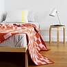 Lapuan Kankurit Lapuan Kankurit Koodi 130x180cm wollen plaid oranje roze Lapuan Kankurit Lapuan Kankurit Koodi 130x180cm wollen plaid oranje roze