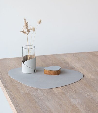 LIND DNA LIND DNA Table Mat Curve L Nupo Recycled Leather Oyster White LIND DNA LIND DNA Table Mat Curve L Nupo Recycled Leather Oyster White