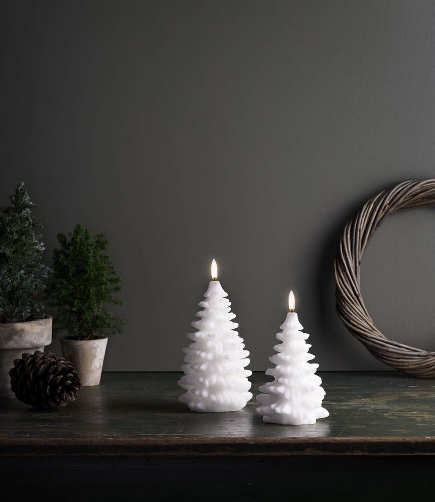 Uyuni Lighting Uyuni Lighting LED Wax Christmas Tree Nordic White (diverse formaten) Uyuni Lighting Uyuni Lighting LED Wax Christmas Tree Nordic White (diverse formaten)