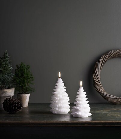 Uyuni Lighting Uyuni Lighting LED Wax Christmas Tree Nordic White (diverse formaten) Uyuni Lighting Uyuni Lighting LED Wax Christmas Tree Nordic White (diverse formaten)