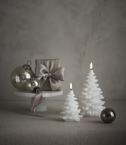 Uyuni Lighting Uyuni Lighting LED Wax Christmas Tree Nordic White (diverse formaten) Uyuni Lighting Uyuni Lighting LED Wax Christmas Tree Nordic White (diverse formaten)