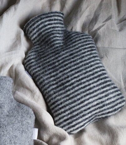 Lapuan Kankurit Lapuan Kankurit Katti waterkruik met wollen hoes zwart wit streep 2lt Lapuan Kankurit Lapuan Kankurit Katti waterkruik met wollen hoes zwart wit streep 2lt