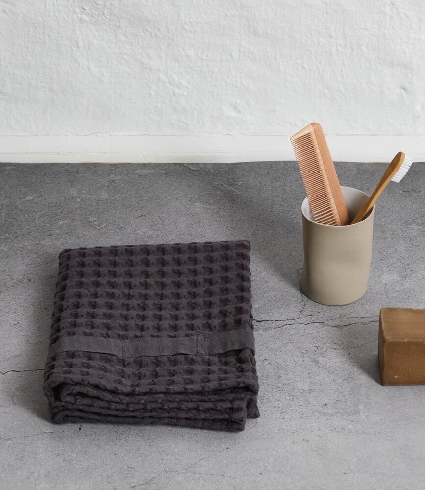 The Organic Company The Organic Company Waffle towel 50x75cm Dark grey GOTS certified The Organic Company The Organic Company Waffle towel 50x75cm Dark grey GOTS certified