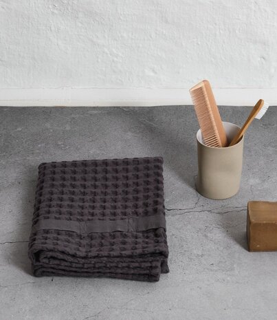 The Organic Company The Organic Company Waffle towel 50x75cm Dark grey GOTS certified The Organic Company The Organic Company Waffle towel 50x75cm Dark grey GOTS certified