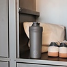 AYA & IDA AYA & IDA Shaker Shakebeker 750 ml Donkergrijs AYA & IDA AYA & IDA Shaker Shakebeker 750 ml Donkergrijs
