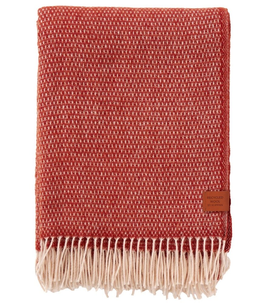 Klippan Klippan Hugo plaid 130x200cm 25% gerecycled merinowol Ruby red rood Klippan Klippan Hugo plaid 130x200cm 25% gerecycled merinowol Ruby red rood
