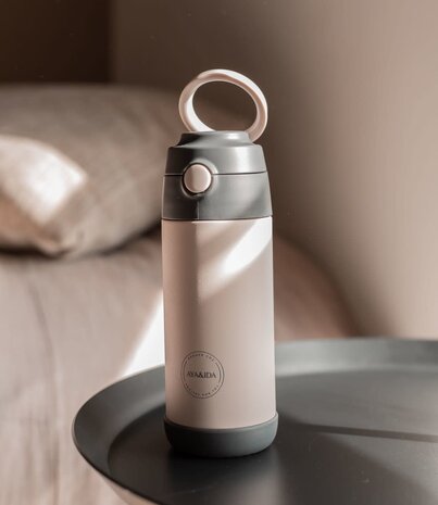 AYA & IDA AYA & IDA Thermo RVS Kinder Drinkfles met rietje 350 ml Beige AYA & IDA AYA & IDA Thermo RVS Kinder Drinkfles met rietje 350 ml Beige