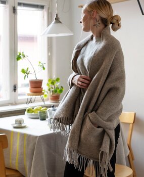 Lapuan Kankurit Lapuan Kankurit Uni wollen omslag sjaal met zakken 60x170 Beige melange