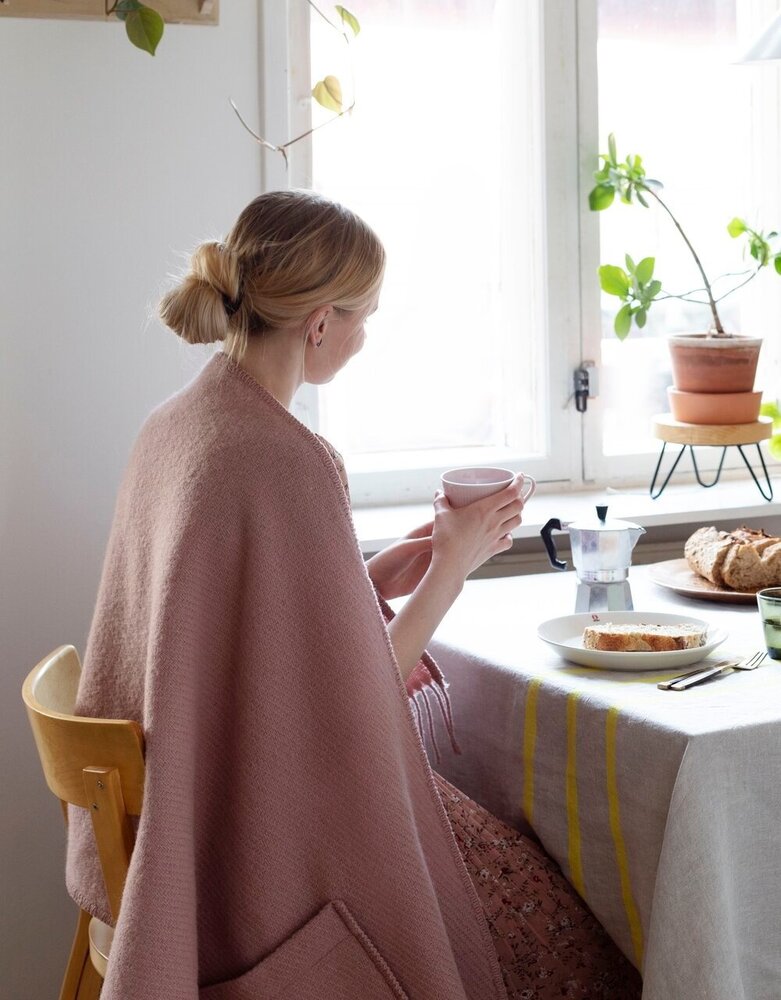 Lapuan Kankurit Lapuan Kankurit Uni wool scarf with pockets 60x170 Dusty rose Lapuan Kankurit Lapuan Kankurit Uni wool scarf with pockets 60x170 Dusty rose