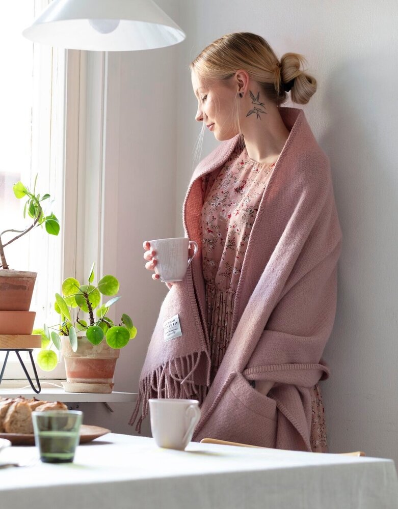 Lapuan Kankurit Lapuan Kankurit Uni wool scarf with pockets 60x170 Dusty rose Lapuan Kankurit Lapuan Kankurit Uni wool scarf with pockets 60x170 Dusty rose