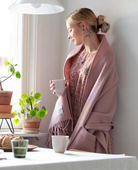 Lapuan Kankurit Lapuan Kankurit Uni wollen omslag sjaal met zakken 60x170 Dusty rose roze