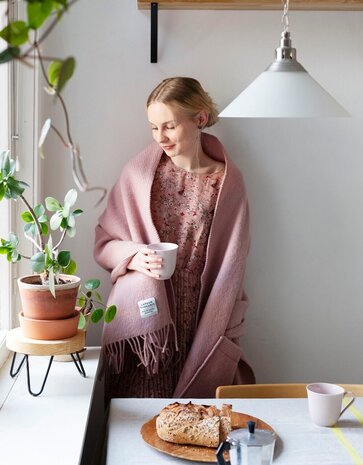 Lapuan Kankurit Lapuan Kankurit Uni wool scarf with pockets 60x170 Dusty rose Lapuan Kankurit Lapuan Kankurit Uni wool scarf with pockets 60x170 Dusty rose