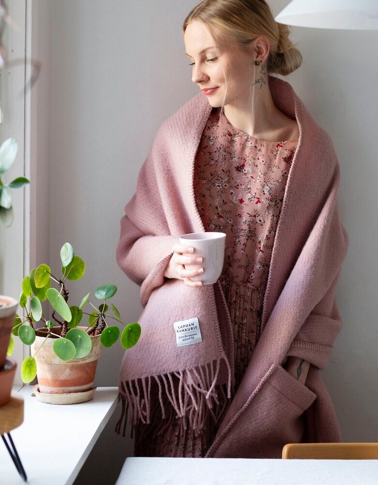 Lapuan Kankurit Lapuan Kankurit Uni wool scarf with pockets 60x170 Dusty rose Lapuan Kankurit Lapuan Kankurit Uni wool scarf with pockets 60x170 Dusty rose