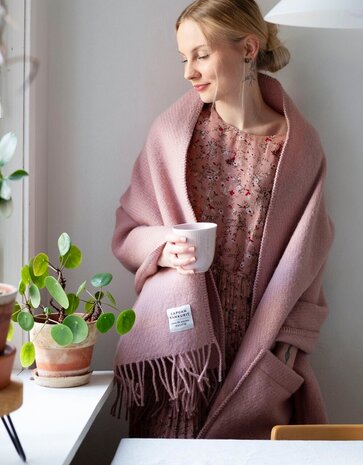 Lapuan Kankurit Lapuan Kankurit Uni wool scarf with pockets 60x170 Dusty rose Lapuan Kankurit Lapuan Kankurit Uni wool scarf with pockets 60x170 Dusty rose