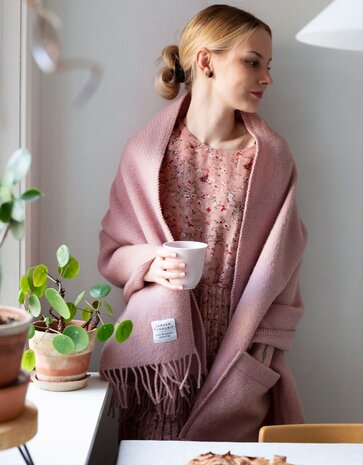 Lapuan Kankurit Lapuan Kankurit Uni wool scarf with pockets 60x170 Dusty rose Lapuan Kankurit Lapuan Kankurit Uni wool scarf with pockets 60x170 Dusty rose