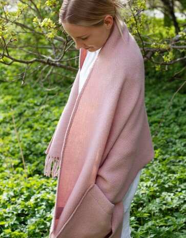 Lapuan Kankurit Lapuan Kankurit Uni wool scarf with pockets 60x170 Dusty rose Lapuan Kankurit Lapuan Kankurit Uni wool scarf with pockets 60x170 Dusty rose