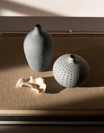 LINDFORM LINDFORM vaas Bari Light Blue Dots H7.5cm Medium LINDFORM LINDFORM vaas Bari Light Blue Dots H7.5cm Medium