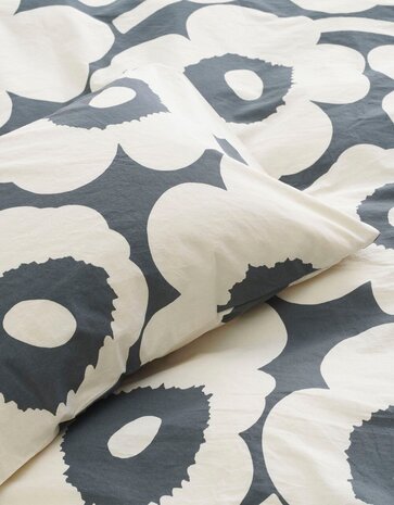 Marimekko Marimekko 240x220cm dekbedovertrek met 2 kussenslopen Unikko Charcoal Marimekko Marimekko 240x220cm dekbedovertrek met 2 kussenslopen Unikko Charcoal