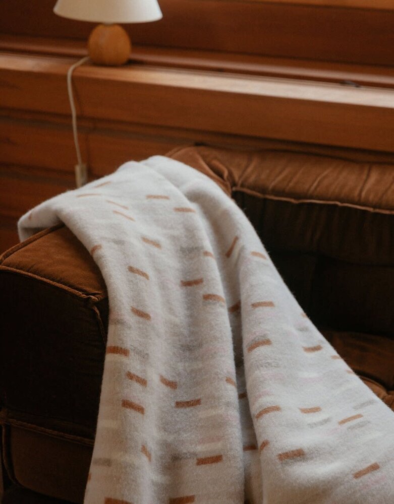 Lapuan Kankurit Lapuan Kankurit Yllätys wollen plaid 130x180 beige roze