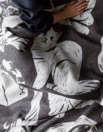 Lapuan Kankurit Lapuan Kankurit Kissanpäivät wollen plaid 130x180 donkergrijs Lapuan Kankurit Lapuan Kankurit Kissanpäivät wollen plaid 130x180 donkergrijs