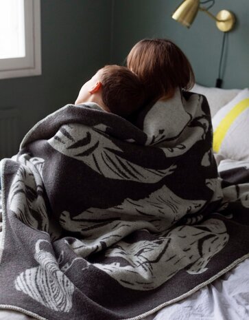 Lapuan Kankurit Lapuan Kankurit Kissanpäivät wool plaid 130x180 dark grey Lapuan Kankurit Lapuan Kankurit Kissanpäivät wool plaid 130x180 dark grey